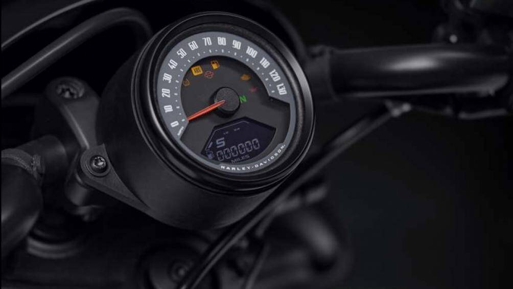 Bình xăng nhựa dung tích 11,7 L nằm dưới yên xe cao 705 mm, trong lượng của xe là 218 kg