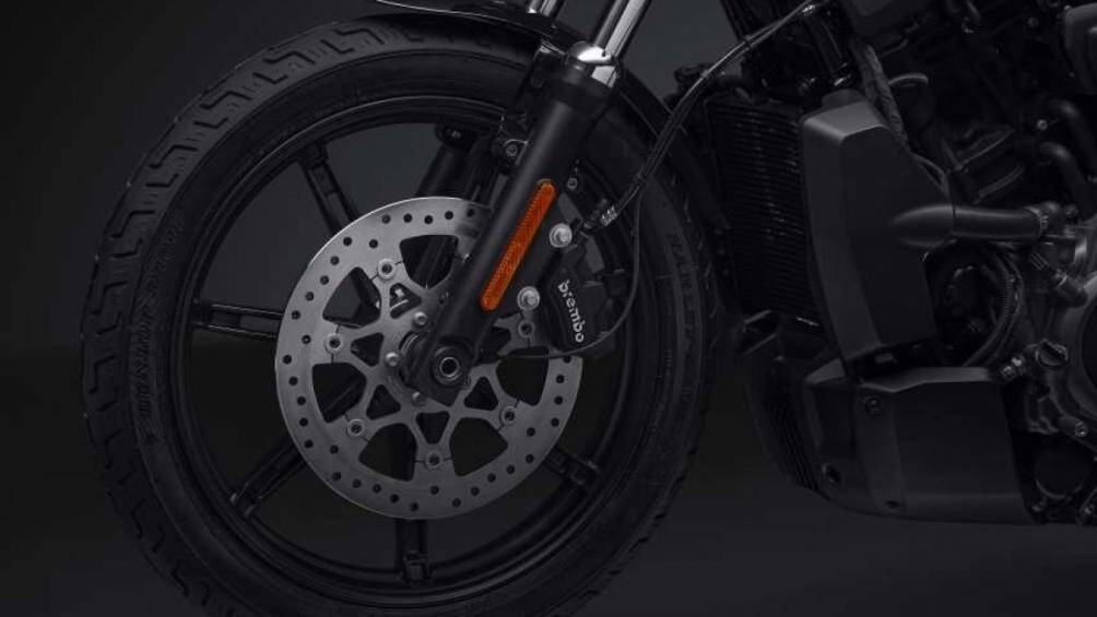 Hệ thống phanh bao gồm đĩa đơn phía trước và phía sau. Nightster được trang bị lốp với bánh trước 19 inch và bánh sau 16 inch