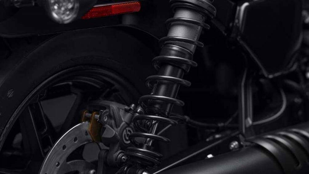 Chiếc Nightster đi kèm với phuộc trước Showa Dual Bending Valve (DBV), không thể điều chỉnh, phần đuôi xe có giảm xóc đôi