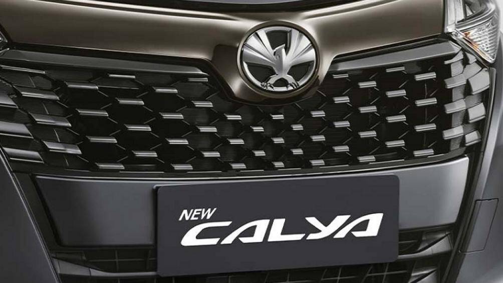 Mẫu MPV giá rẻ này được trang bị lưới tản nhiệt mới với những mắt lưới đa điểm mạ crôm thay vì nan nằm ngang như phiên bản cũ