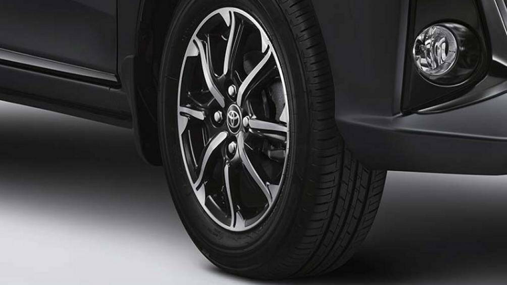 Về an toàn, Calya 2022 được trang bị phanh đĩa thông khí phía trước, phanh tang trống đằng sau, 2 túi khí, hệ thống ABS, phân bổ lực phanh EBD và cảm biến lùi