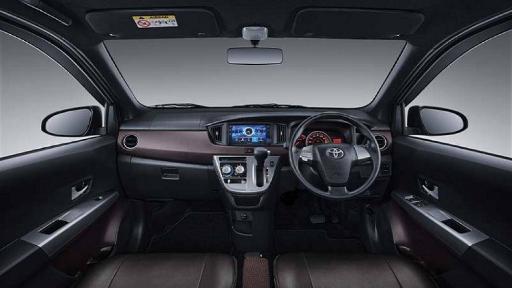 Bên trong, xe sở hữu mặt táp-lô phối 2 màu nâu - đen mới, xe còn có thêm camera lùi và hệ thống kết nối với điện thoại thông minh trên bản G cao cấp