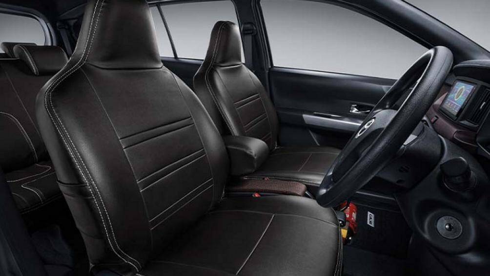 Trong khi đó, bản thấp có thêm hệ thống kết nối Bluetooth và chỉ dùng đầu 2-DIN cũng như cổng USB