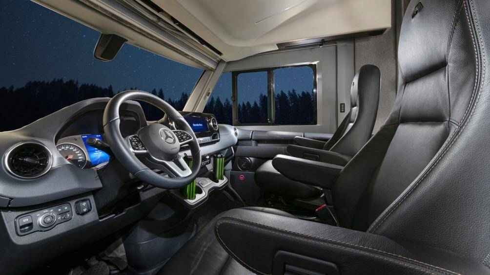 Bảng điều khiển được chia sẻ với Sprinter, bao gồm hệ thống thông tin giải trí MBUX, nhưng ghế xoay cho người lái và hành khách phía trước là hoàn toàn mới, do Aguti thiết kế