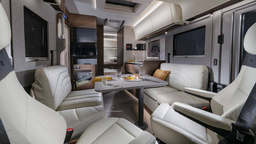 Các tính năng khác bao gồm sàn đôi, thùng nước ngọt lớn 150 lít, ánh sáng khắp cabin, camera quan sát phía sau và chức năng điều khiển từ xa bằng ứng dụng điện thoại thông minh