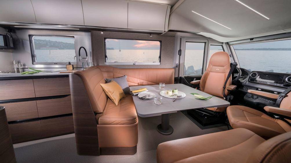 Supersonic 780 SL thấp nhất đủ lớn để 4 người lớn ngủ, đi kèm 2 giường đơn hoặc một giường đôi chỉnh điện, nhà vệ sinh có bồn rửa, vòi sen tắm đứng, nhà bếp (bàn làm việc, bồn rửa, tủ lạnh 177 lít, lò nướng, máy pha cà phê…) và ghế sofa hình chữ L