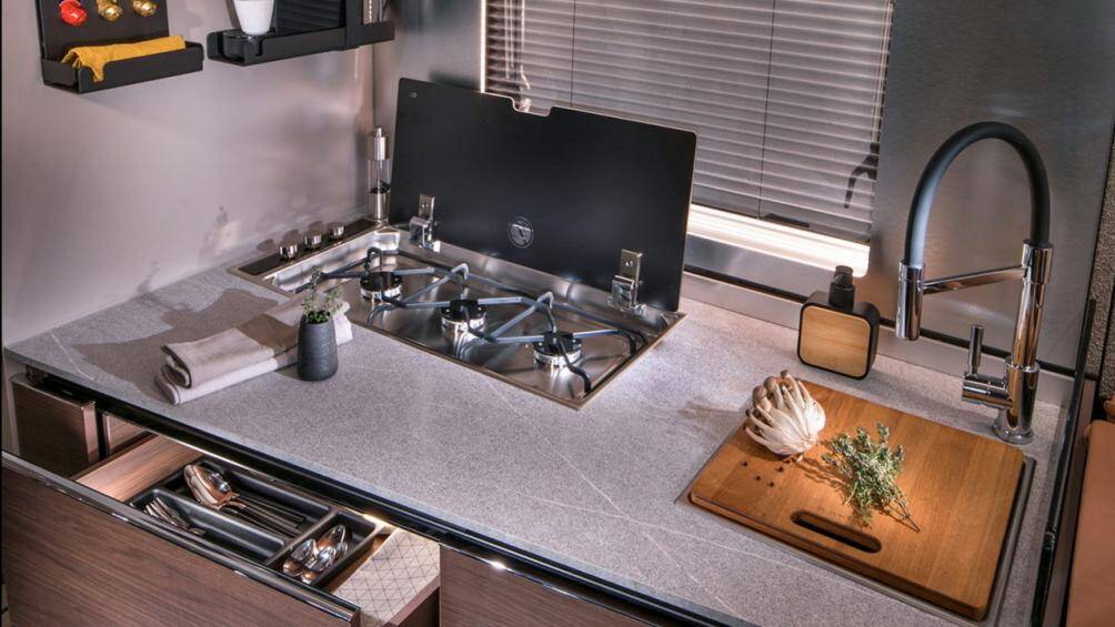 Phiên bản 780 DC có cách bài trí tương tự nhưng đi kèm giường đôi trong phòng riêng phía sau và ghế sofa đôi trong sảnh khách phía sau buồng lái