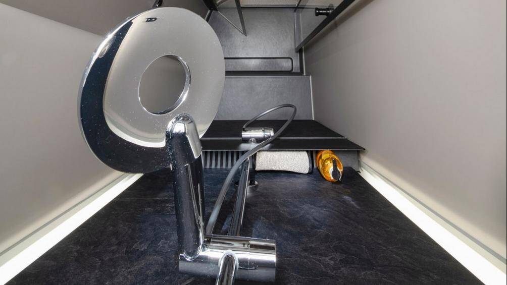 Nhà tắm đứng bên trong xe