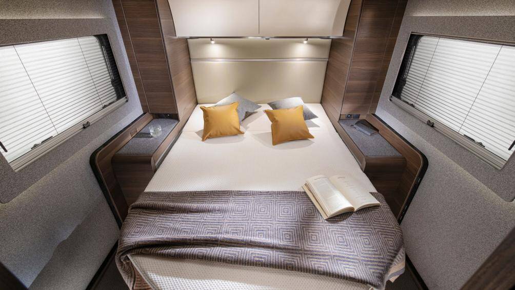 Giường đôi phía sau