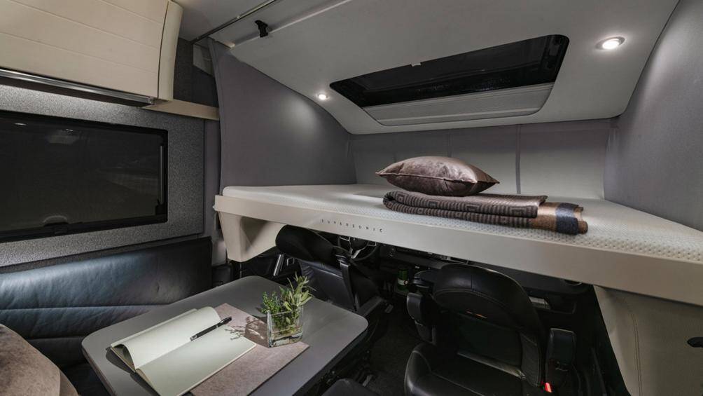 Supersonic 890 LL và 890 LC sẽ có phòng tắm mở rộng và các ngăn chứa đồ lớn hơn. Sự khác biệt của 2 phiên bản này là sẽ có 2 giường đơn hoặc giường đôi phía sau nhưng sẽ có cả giường đôi trên cabin và phòng khách lớn hơn