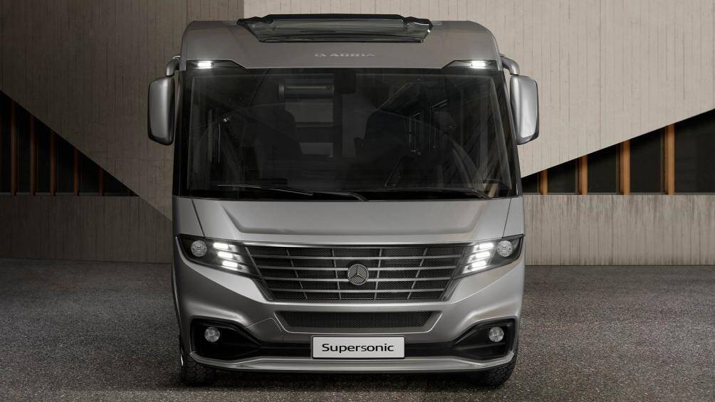 Bên ngoài xe, kính xung quanh sử dụng loại lớn toàn cảnh, gương giống xe buýt, đèn pha Hella Bi-LED