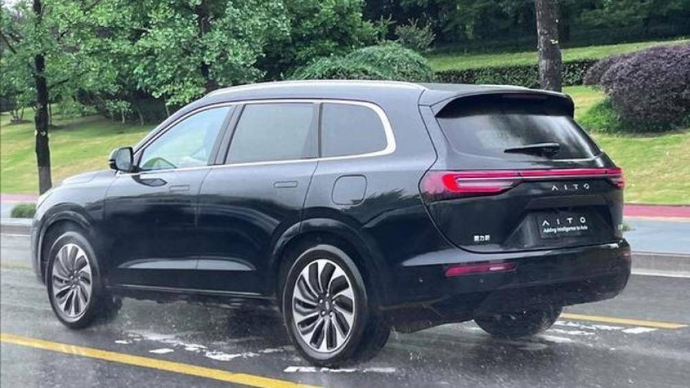 Aito M7 được trang bị động cơ xăng tăng áp dung tích 1.5L công suất 125 mã lực, đóng vai trò sạc điện cho pin