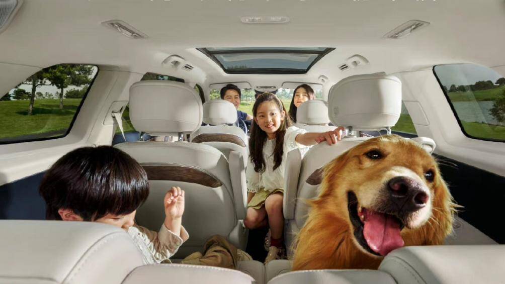 Aito M7 có bộ pin 40 kWh, bản tiêu chuẩn sẽ có khoảng hành trình 195 km ở chế độ chạy điện và 1.100 km khi có sự trợ giúp của động cơ đốt trong