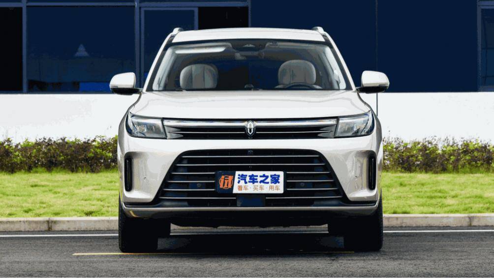 Nằm hai bên lưới tản nhiệt hẹp là cụm đèn pha vuốt về phía sau, nối với nhau bằng dải đèn LED định vị ban ngày