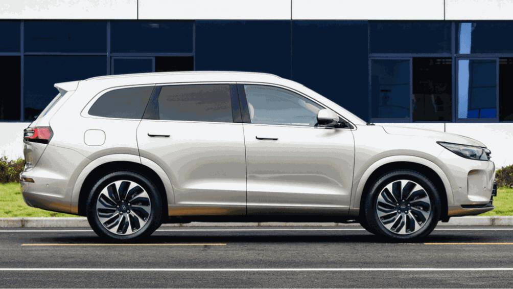 Tại thị trường Trung Quốc, mẫu xe này có 3 phiên bản với giá dao động từ 319.800 - 349.800 Nhân dân tệ (khoảng 1,12 - 1,22 tỷ đồng)