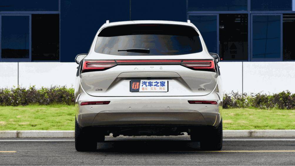 Xe chỉ có tay nắm cửa nằm chìm vào thân xe. Khu vực phía sau xuất hiện nhiều chi tiết nằm ngang như cụm đèn hậu và đèn phản quang