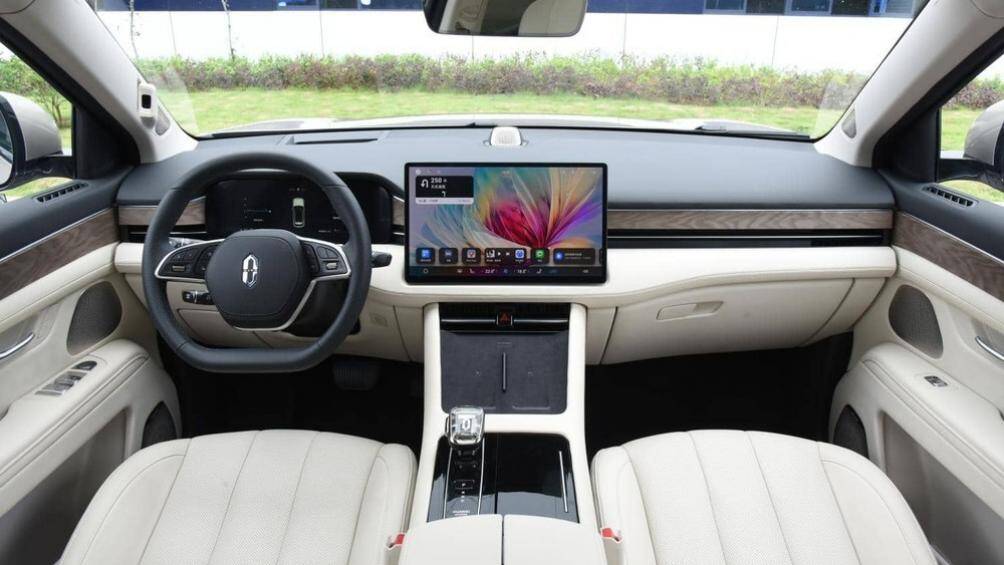 Vô lăng 2 chấu vát đáy thể thao, bảng đồng hồ kỹ thuật số 10,25 inch và màn hình thông tin giải trí 15,6 inch