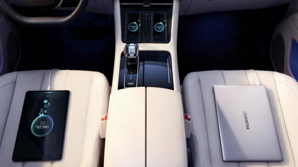 AITO M7 2022 còn có những công nghệ do Huawei phát triển như HarmonyOS có khả năng điều khiển các thiết bị điện tử trong ngôi nhà thông minh như đèn, khóa cửa...