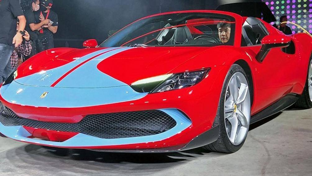 Ferrari 296 GTS vừa ra mắt tại trường đua quốc té Sepang, Malaysia. Đây là lần đầu tiên mẫu siêu xe này có mặt tại một quốc gia Đông Nam Á