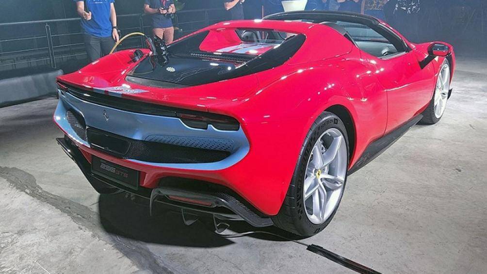 Chiếc xe Ferrari 296 GTS được mang ra giới thiệu có ngoại thất màu đỏ và thêm bộ tem tùy chọn của gói Assetto Fiorano