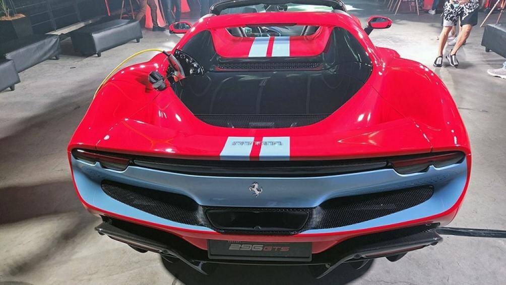 Ferrari 296 GTB có thể tăng tốc từ vị trí xuất phát lên 100 km/h chỉ trong thời gian 2,9 giây trước khi đạt vận tốc tối đa 330 km/h