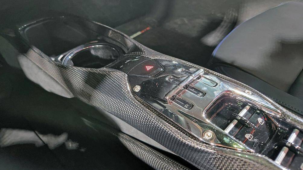 Động cơ điện giúp phiên bản mui trần của Ferrari 296 GTB có thêm công suất tối đa 164 mã lực và mô-men xoắn cực đại 315 Nm