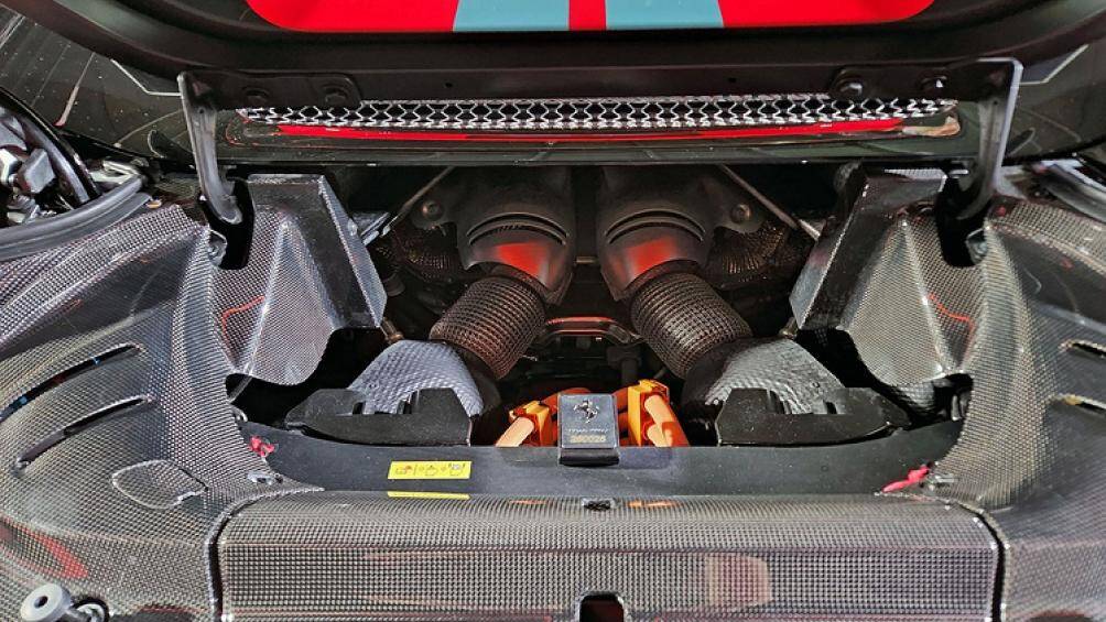 Siêu xe Ferrari 296 GTS được trang bị động cơ xăng V6, dung tích 2.9 lít, tăng áp, sản sinh công suất tối đa 654 mã lực và mô-men xoắn cực đại 425 Nm