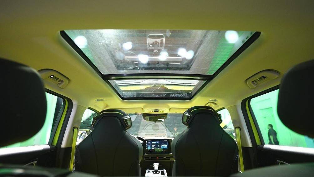 Hệ thống nước hoa như xe sang và cửa sổ trời toàn cảnh Panorama.