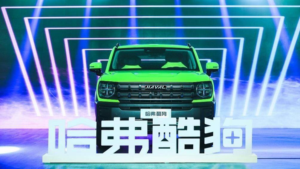 Đặc biệt, xe còn có dải đèn LED định vị ban ngày hình dấu cộng, chia đèn pha thành 4 khoang, cản trước hầm hố, đi kèm tấm ốp gầm giả màu bạc.