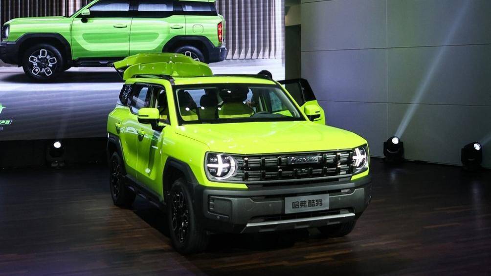 Thiết kế đầu xe khá giống với mẫu SUV địa hình Ford Bronco với lưới tản nhiệt hình chữ nhật khá rộng, nằm giữa 2 đèn pha LED tròn trịa.