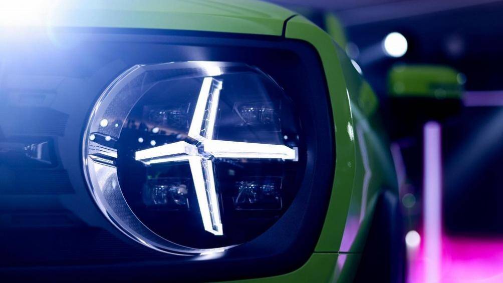 Những chi tiết thiết kế khỏe khoắn khác như nắp ca-pô dập gân, hốc bánh vuông vức, nẹp bên sườn và baga nóc. Bộ vành đa chấu 18 inch tiêu chuẩn hoặc 19 inch.