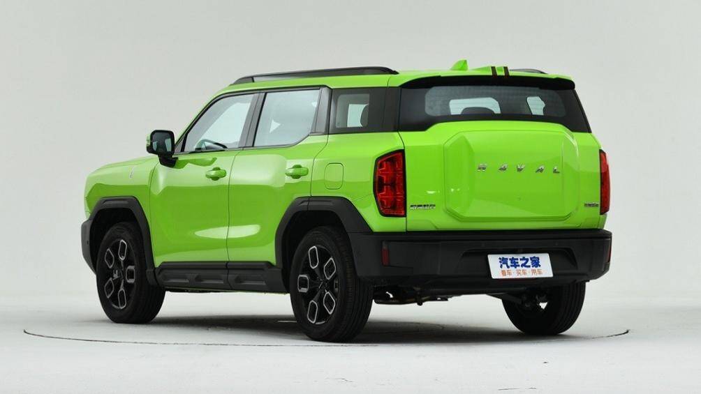 Đằng sau, Haval Cool Dog 2022 được trang bị cánh gió mui tích hợp 2 đèn phanh nằm dọc khá độc đáo, kính cửa sau của xe cũng được thiết kế khá hẹp.