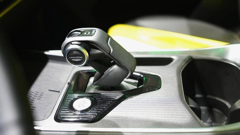 Cần số như được thiết kế theo phong cách cần đẩy máy bay, hệ thống đèn viền 64 màu.