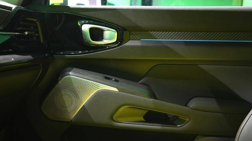 Riêng cửa cốp lại được thiết kế phồng lên ở giữa, tạo cảm giác như xe có lốp dự phòng phía sau, thêm vào đó là đèn hậu nằm dọc với kích thước khá lớn.