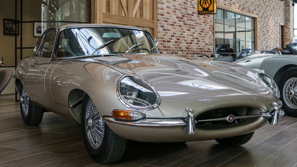 Xe được phủ một lớp sơn lót polyester và sơn màu xám. Jaguar sẽ được mang màu sơn mới sang trọng nhưng không kém phần cổ điển