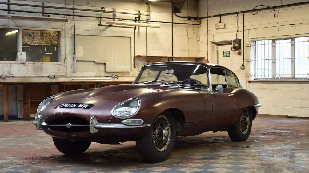 Chiếc xe mang trên mình lớp áo màu vàng cát cổ điển, các chi tiết chrome sáng bóng như vừa mới xuất xưởng