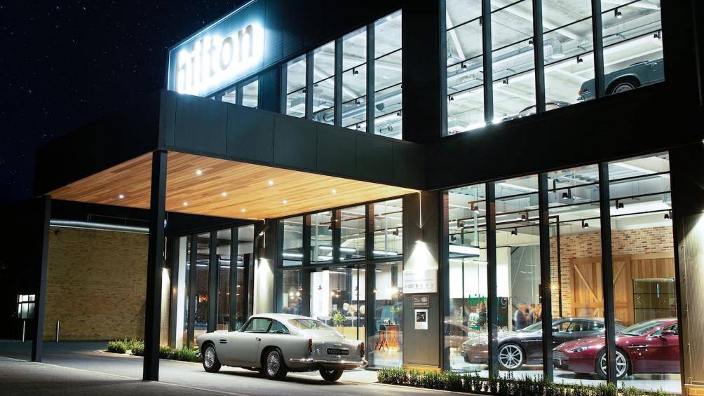 E-Type giờ đây có hộp số sàn 5 cấp cùng với hệ thống đánh lửa và đánh lái trợ lực điện hiện đại hơn