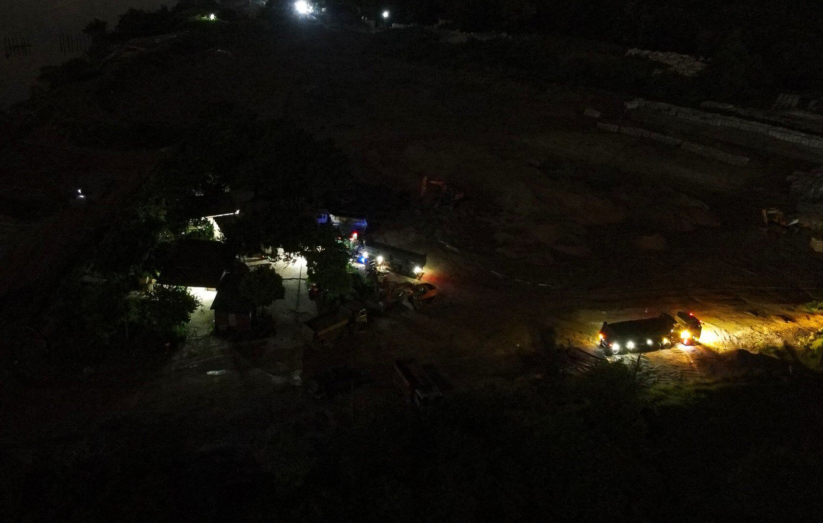 Bãi tập kết vật liệu của Công ty Diệp Trang không chỉ hoạt động vào ban ngày mà còn tấp nập vào cả ban đêm.