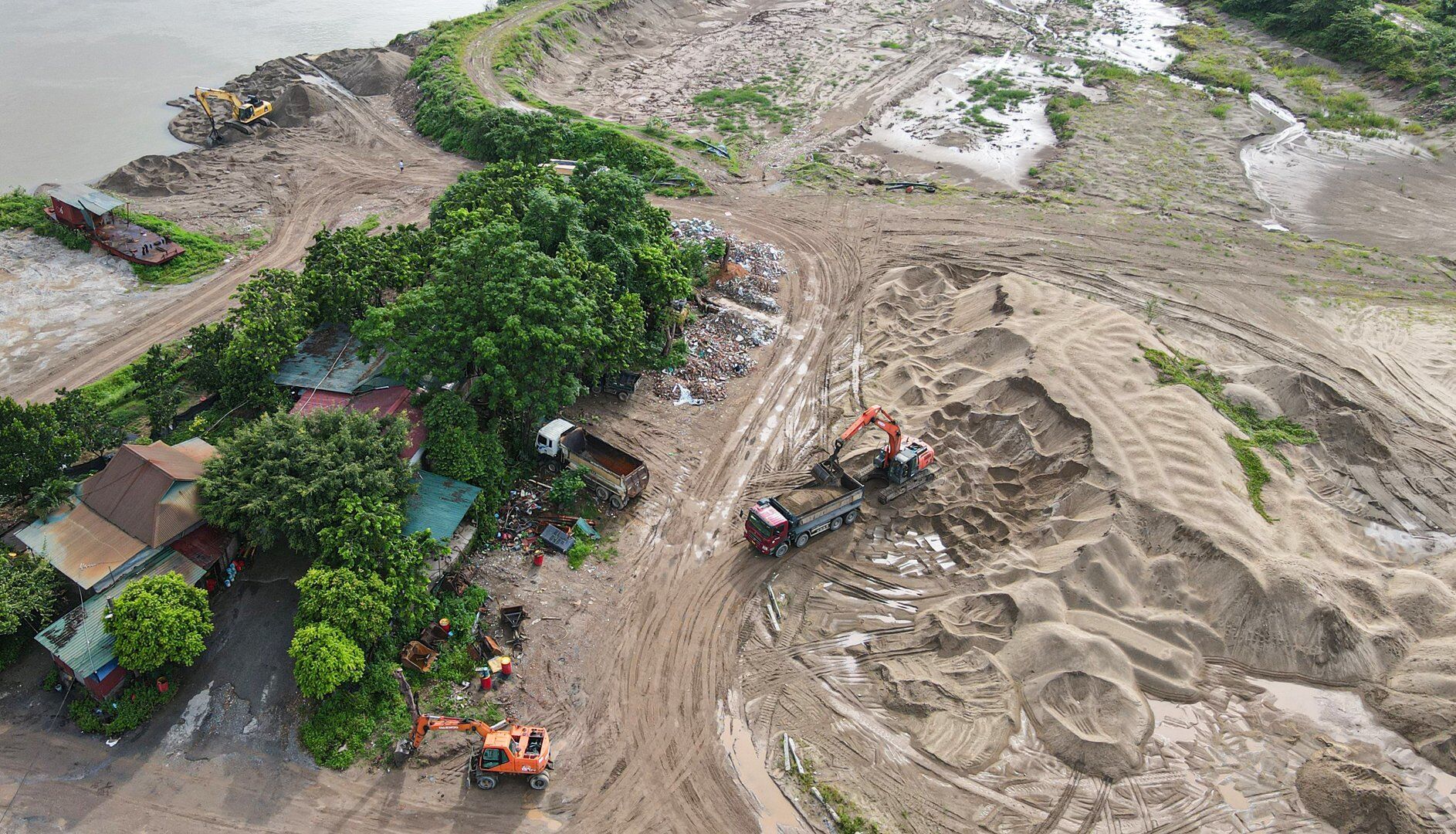 Tuy nhiên, ghi nhận thực tế của PV Báo Giao thông cho thấy, những ngày qua (ngày 11,12/7) một số bãi tập kết vật liệu xây dựng ở đây vẫn hoạt động bình thường.