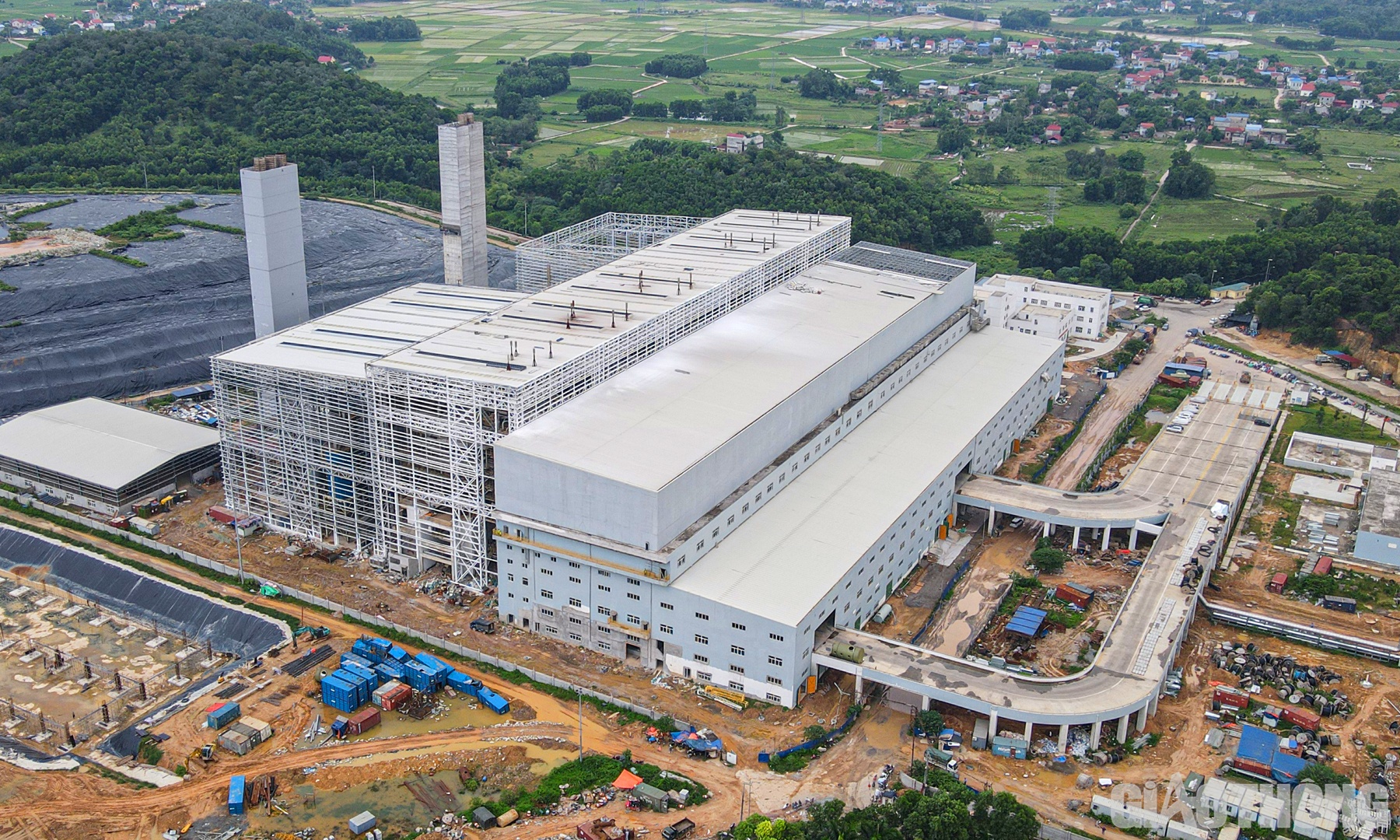 Theo tìm hiểu của PV Báo Giao thông, dự án này được chia làm 3 khu A, B và C. Trong đó, khu A là khu chính với quy trình xử lý khép kín, từ khâu đốt rác đến đấu nối điện vào hệ thống điện Quốc gia.