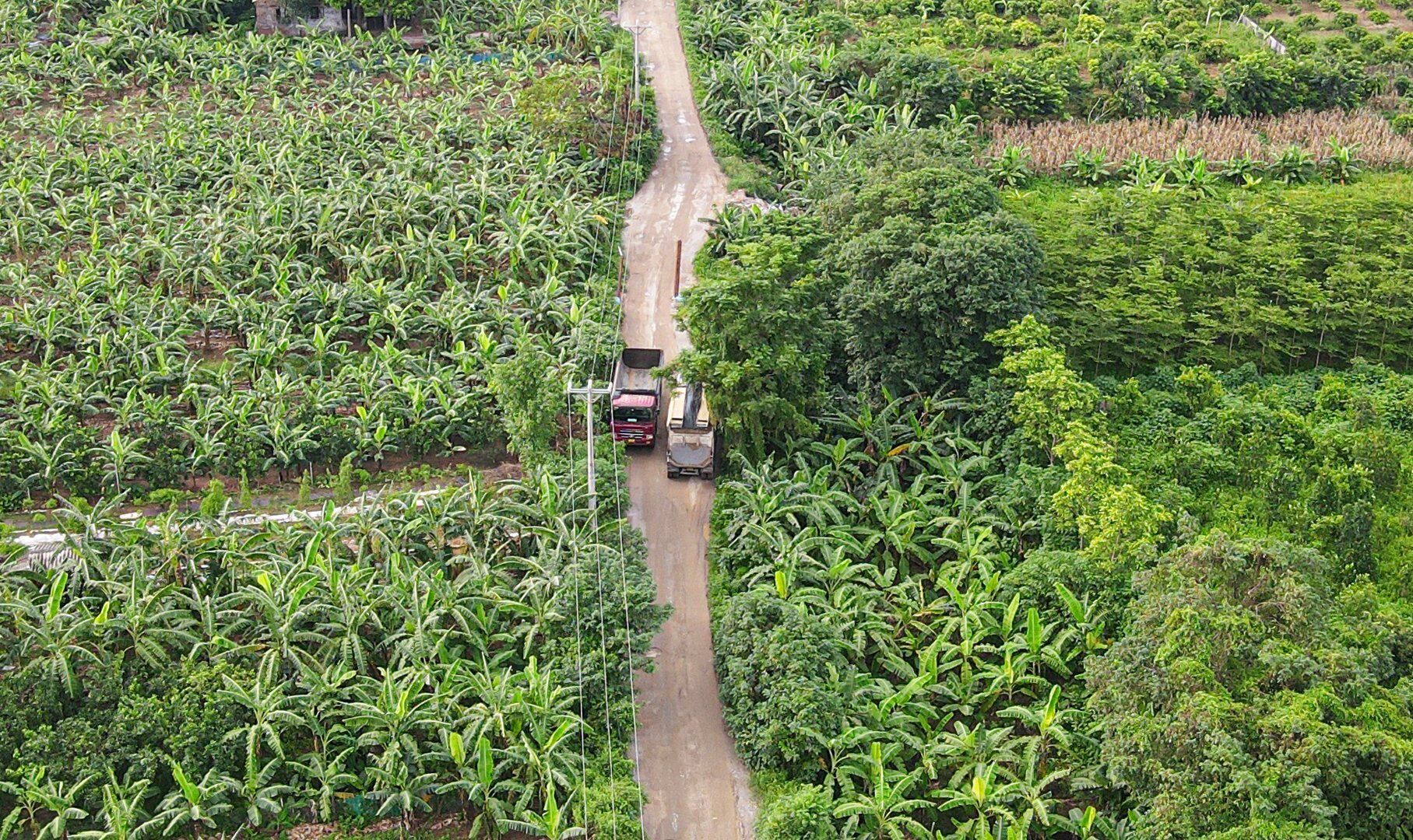 Những chiếc xe tải trọng lớn (từ 3 đến 5 chân) vẫn tấp nập ra vào bãi tập kết vật liệu của Công ty này.