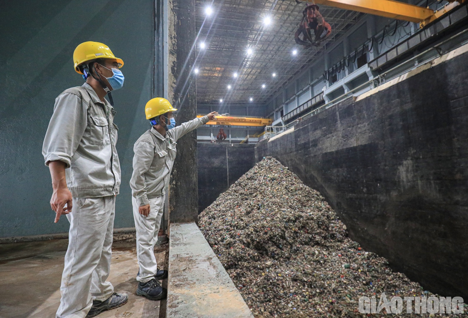 Nhà máy có khoảng 3 bể chứa khoảng 29.000 tấn rác, chiều sâu khoảng 21m. Tất cả cửa bể rác đều được vận hành tự động khi có xe rác vào mà không cần công nhân thường xuyên túc trực vận hành.