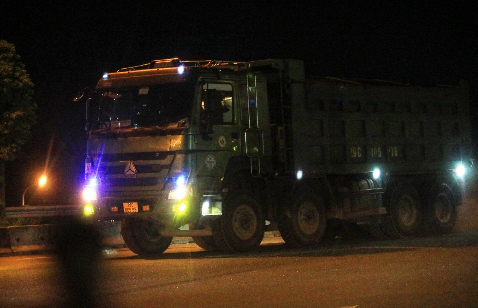 Trước đó, PV Báo Giao thông đã phản ánh hiện tượng này đến Đội CSGT số 15 Công an TP. Hà Nội và Đội CSGT Công an huyện Đông Anh. Nhận thấy có dấu hiệu quá tải, đại diện Đội CSGT Công an huyện Đông Anh đã yêu cầu tài xế đưa xe về trạm cân ở Thị trấn Đông Anh để cân trọng tải, từ đó có căn cứ xử lý.