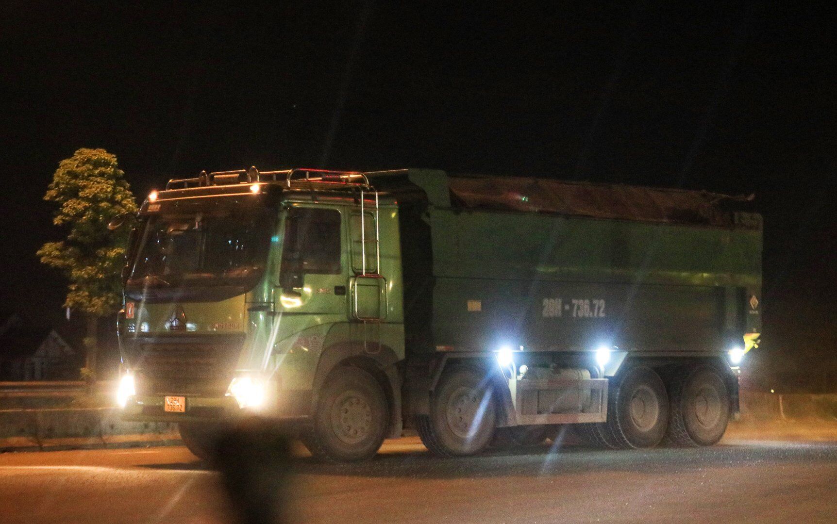 Nhiều lúc có đến 5 - 6 chiếc xe có biểu hiện cơi nới thành thùng, chở quá tải nối đôi nhau tại đoạn đê này.