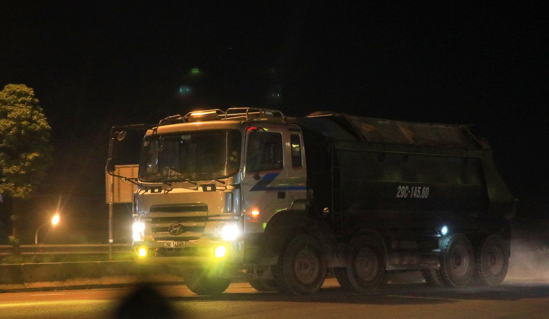 Nhưng không hiểu sao đến thời điểm này, đê sông Hồng (qua xã Vĩnh Ngọc, xã Hải Bối huyện Đông Anh) vẫn phải oằn mình gồng gánh những đoàn xe có biểu hiện quá khổ, quá tải.