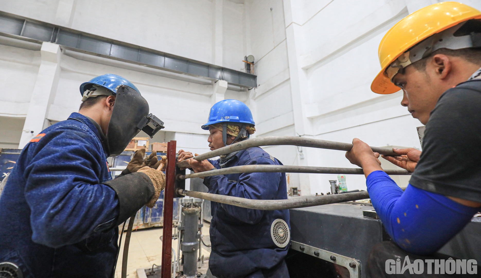 Nhóm công nhân đang khẩn trương lắp ống dẫn dầu cho tua bin.