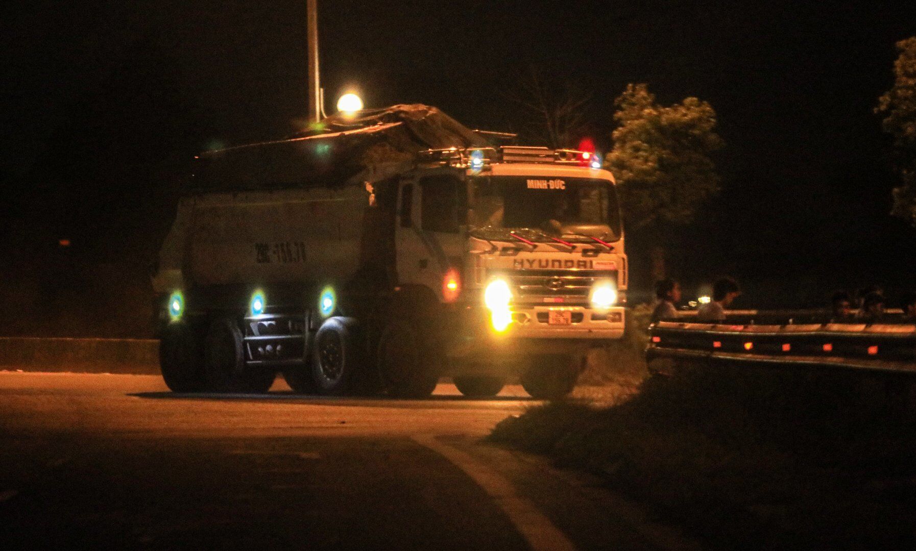 Xe có biểu hiện quá khổ, quá tải cũng ngang nhiên hoạt động suốt đêm ngày tại đê sông Hồng.