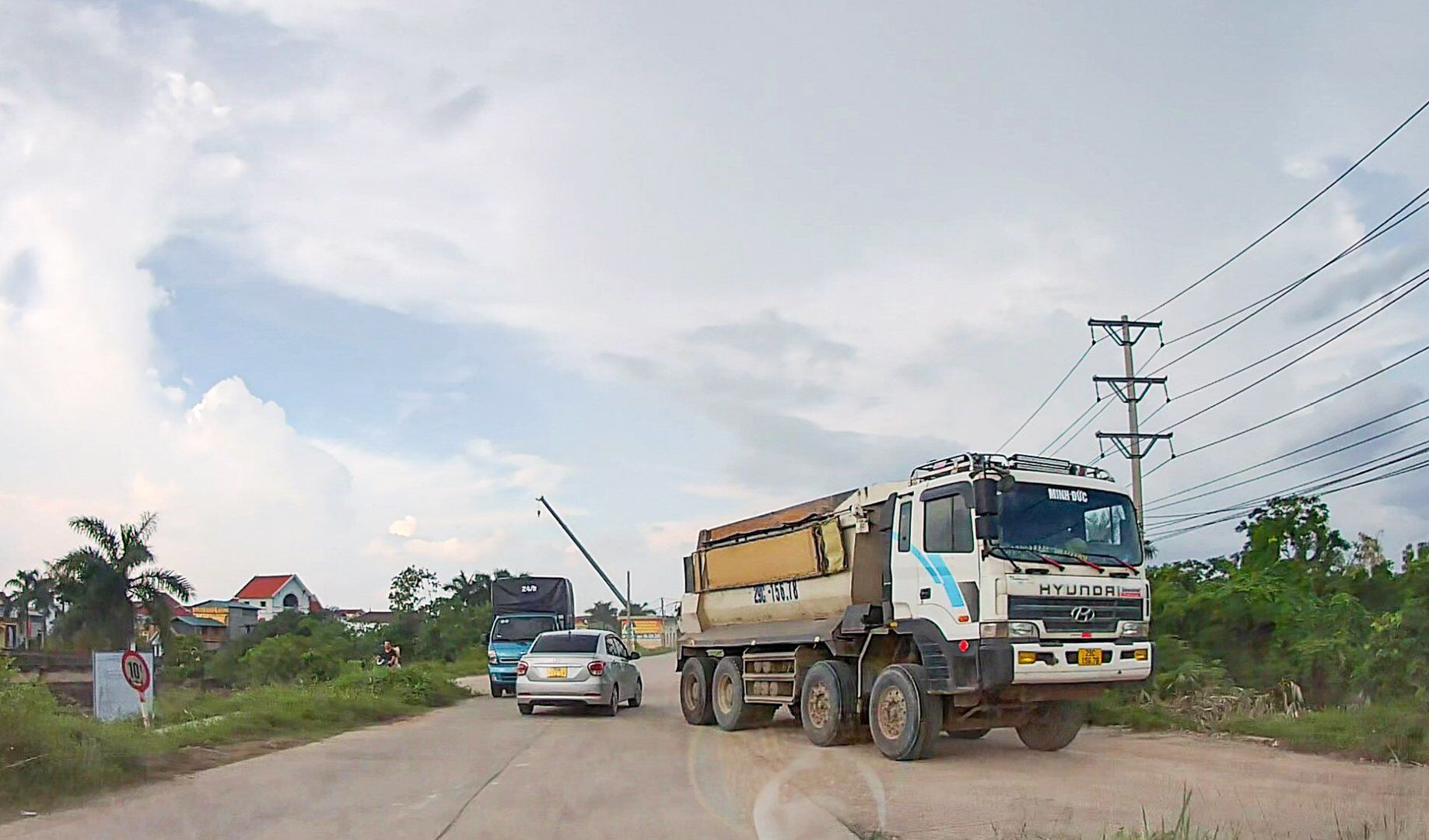 Dù đê sông Hồng qua xã Vĩnh Ngọc và Hải Bối chỉ cho phép xe dưới 12 tấn hoạt động, nhưng những chiếc xe như thế này vẫn "vô tư" di chuyển tại đây.
