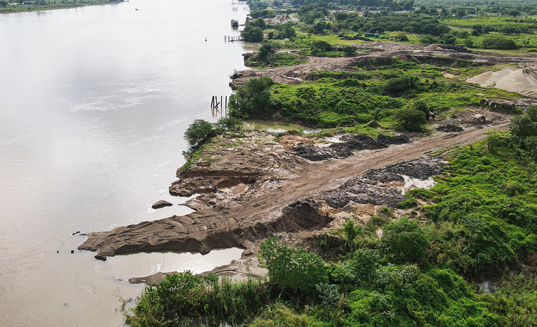 Cuối tháng 6/2022, trao đổi với PV Báo Giao thông, đại diện Phòng TN&MT huyện Đông Anh cho biết, tất cả các bãi tập kết vật liệu xây dựng, trạm trộn bê tông này phải đóng cửa trước ngày 10/7/2022.