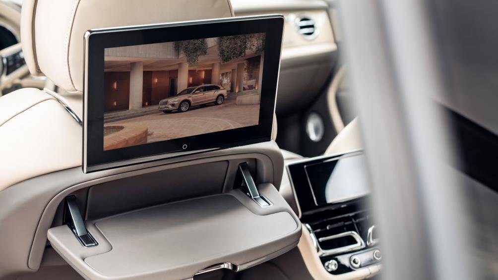 Mẫu xe Bentayga EWB có chiều dài cơ sở hơn 180 mm so với phiên bản thông thường, tăng từ mức 2.995 mm lên 3.15 mm